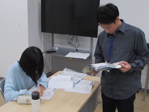 青色学舎で指導する様子