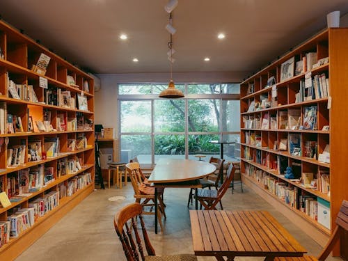 温泉地の小さな図書館と連携して、移住体験の企画を考えたりします。