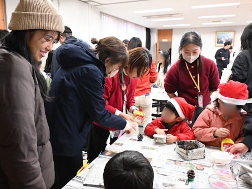 地区でイベントに出展する大人の島留学生