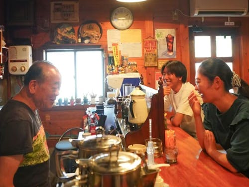島の喫茶店でマスターや地元の方とおしゃべりすることも。