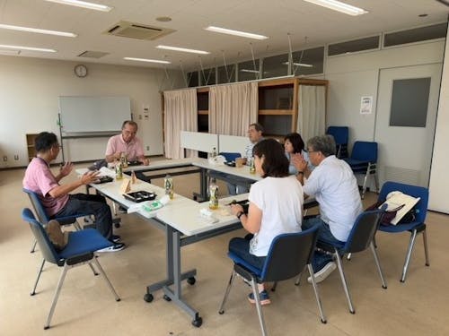 移住案内ツアーでの昼食の様子。参加者と定住アドバイザーと一緒に楽しくお話します