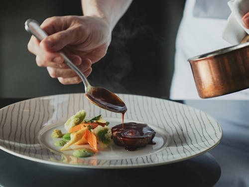 お客様のお好みを取り入れながら、サプライズなお料理を提供します。