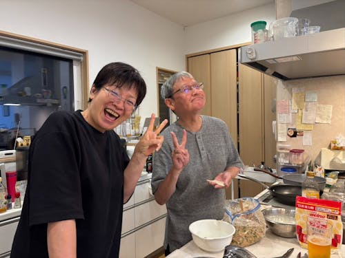 奥さまの実家でキッチンに立つ山路さんご夫婦