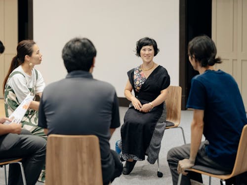 登壇者を囲んでグループトークをする参加者たち