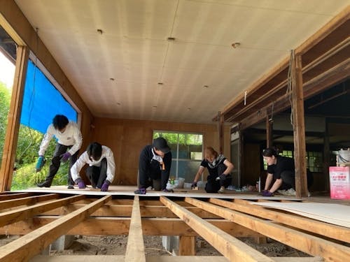 大学生との床貼りDIYの様子