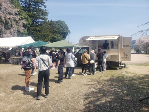 地域のおまつりに出店しているトイトイのキッチンカーはいつも人気です