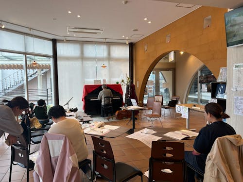 駅サロンの一コマ。ピアノを活かして音楽を一緒に楽しむこともあります