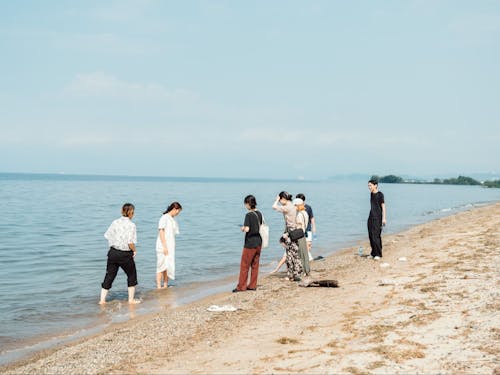 琵琶湖で遊ぶ参加者・スタッフ