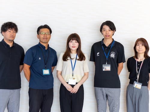 和紙推進課のメンバー（一番左が協力担当の纐纈さん、一番右が課長の三島さん）