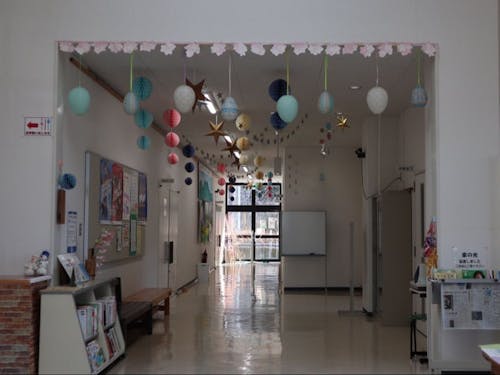 東桜谷公民館の玄関から見える広間