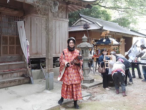 お祭りで天狗役にされ、衣装を着せられたスタッフ