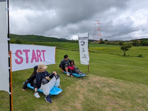 俵山の芝の斜面を活かした草スキー大会を企画・実施