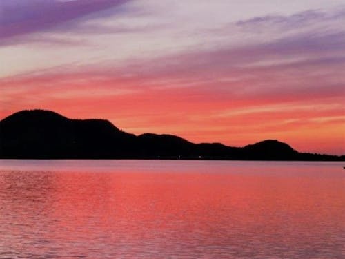 真っ赤に燃える久美浜湾から望む夕日