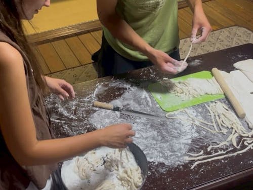 They enjoy the udon-making experience.