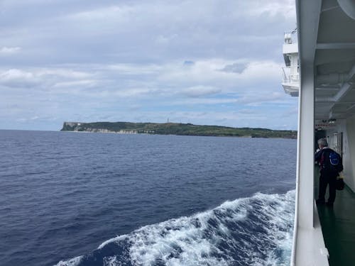 フェリーから見た粟国島