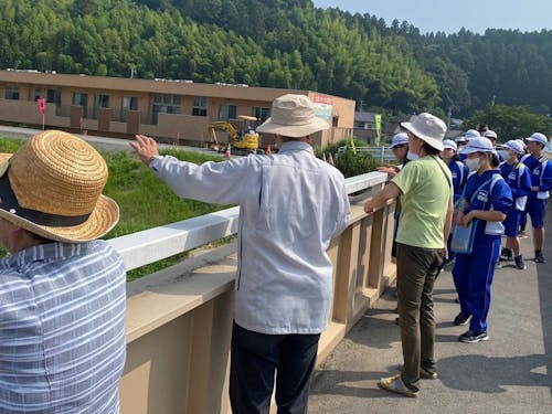 河川のせせらぎスクールの様子