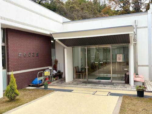 絹織物の体験・学びの拠点『からりこ館』。ここで基礎からじっくり技術を学びます。