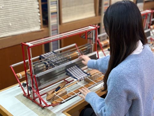 実際に織ってみると、糸の感触や音が心地よい。ここから“自分の作品”が生まれます。