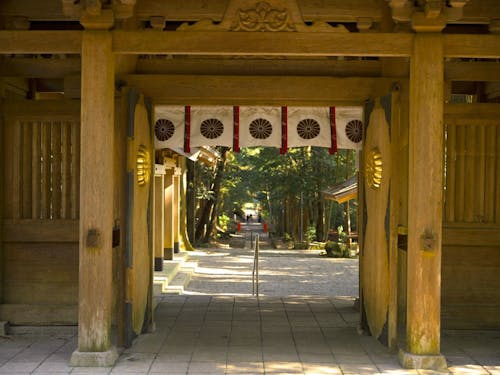 日本で一番長いといわれる参道「狭野神社」 美しい杉並木は国指定天然記念物です