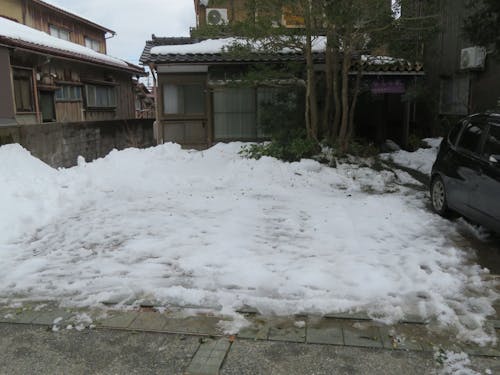 加賀のかりぐらしの家の雪すかし後の様子