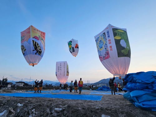 様々な作品が大きな紙風船で見られます