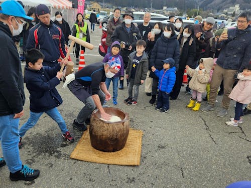 振る舞い餅は14時ごろと16時ごろから!餅つきにもぜひご参加くださいね♪