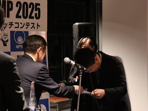 グランプリの蔭山 貴弘さん（右）と鳴門市長（左）