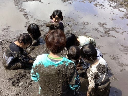 土に触れて、体を動かして地域の魅力を肌で感じる
