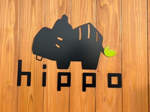 入口のシマカバをモチーフにしたかわいらしいロゴが目を引きます！