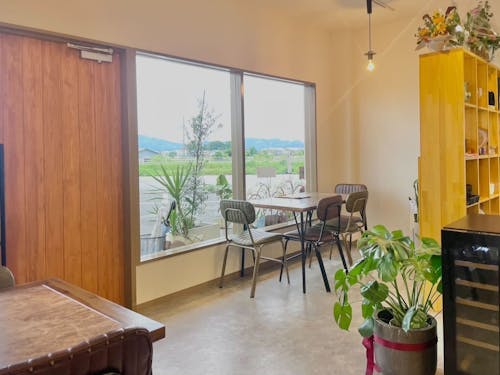 内観。昼と夜で雰囲気が変わるので、メニュー開発にもこだわっているそうです。