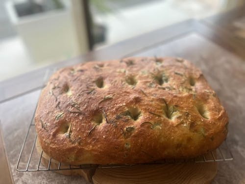 フォカッチャも自家製です。春菊入りで食欲をそそります!