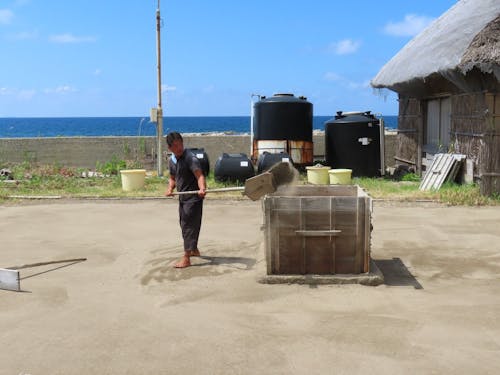 黙々と塩田作業をされる角花さん