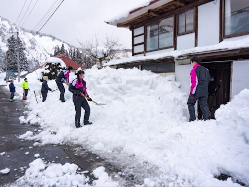 除雪作業中に住民の方との触れ合いも