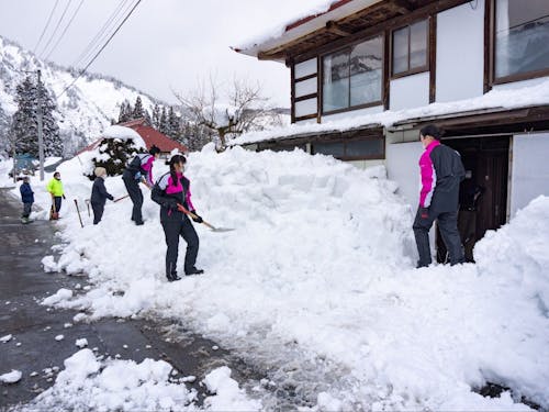 除雪作業中に住民の方との触れ合いも