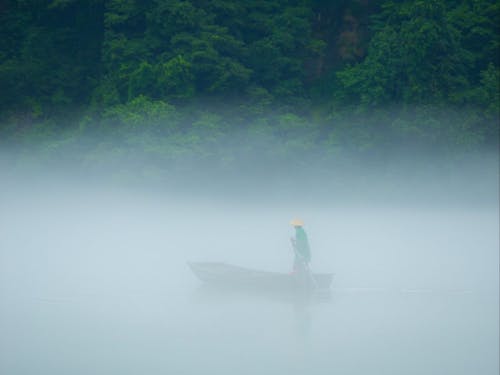 川霧の中を進む渡し舟「夢幻峡の渡し」