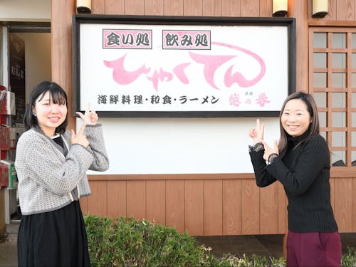 移住のきっかけとなった飲食店で記念撮影