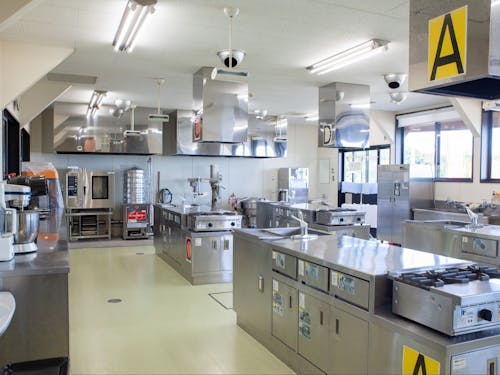 加工場は、あらゆる調理器具が揃っています。お菓子作りのイベントなども開催。