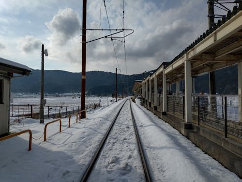 余呉駅駅舎そばの線路