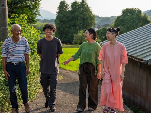 現在活動中の協力隊2名、集落支援員、活性化を進める協議会の会長の和気藹々