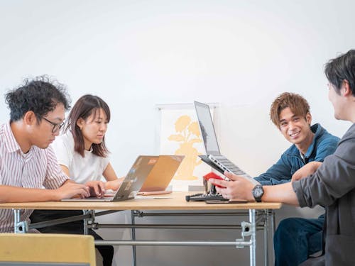 交流拠点で起業に関する打ち合わせ