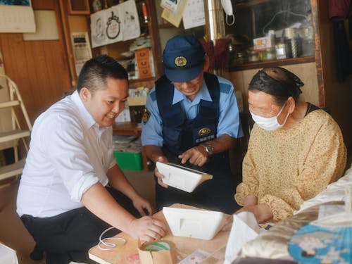 高齢者宅の訪問では、見守りもかねて警察官や保健師も同行してくれます。