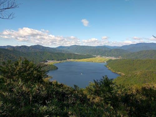 夏に賤ヶ岳山頂から見た余呉湖。