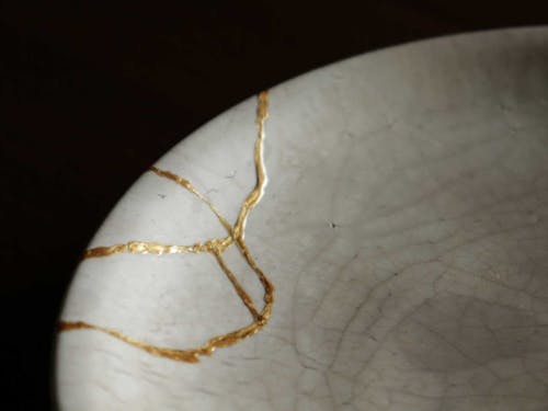 宿の食器を修繕する際の「金継ぎ」。手仕事は無心になれるので好きです。