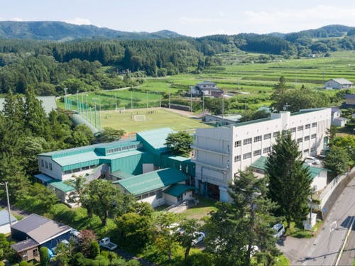 閉校した旧牟礼西小学校を再活用した「いいづなコネクトWEST」