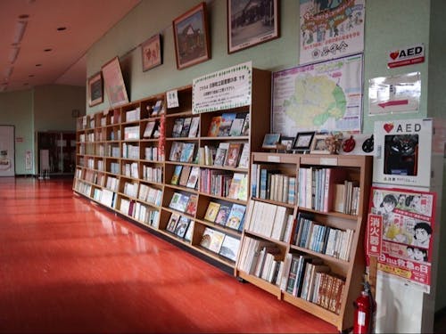 必佐公民館の図書コーナー