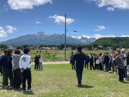 自然の中で、人と人の関係がほどけていく