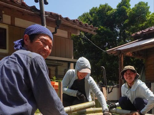 地域の方と農作業をする島留学生
