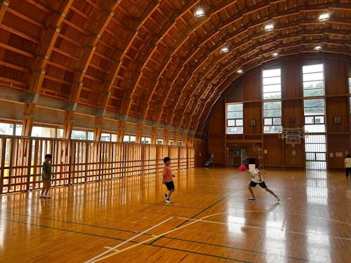 体育館で遊ぶ子どもたち(おおたき自遊時間)