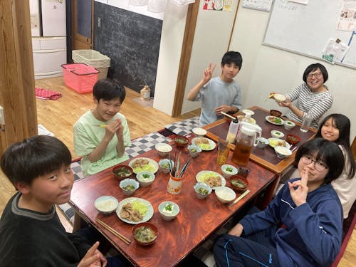 寮生と食卓を囲む時間はハウスマスターにとって大事な時間です。