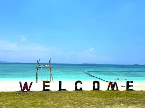 透き通る海と、エメラルドグリーンのビーチが広がる伊江島